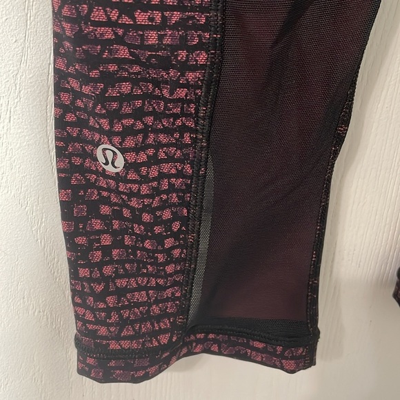 Lululemon Outrun 17" Crop Like New Leggings in the Plum / Black Pattern Size 6 - Picture 2 of 8
